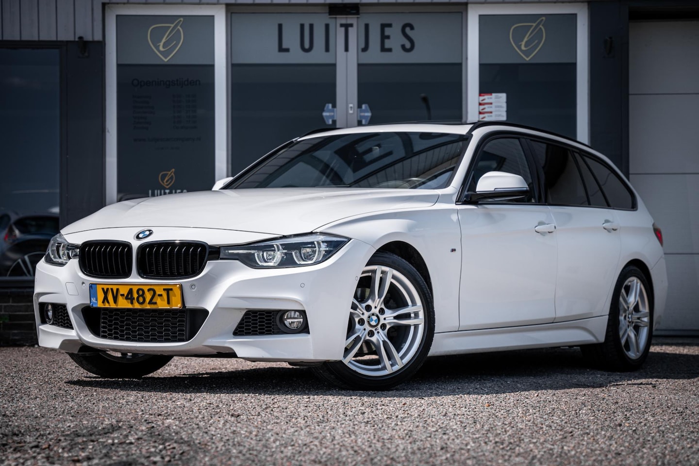 BMW 3-serie Touring - 318i M Sport Edition I Pano-dak I Leder I Trekhaak I LED I NL-auto I 2-eig. I Dealer-onder - AutoWereld.nl