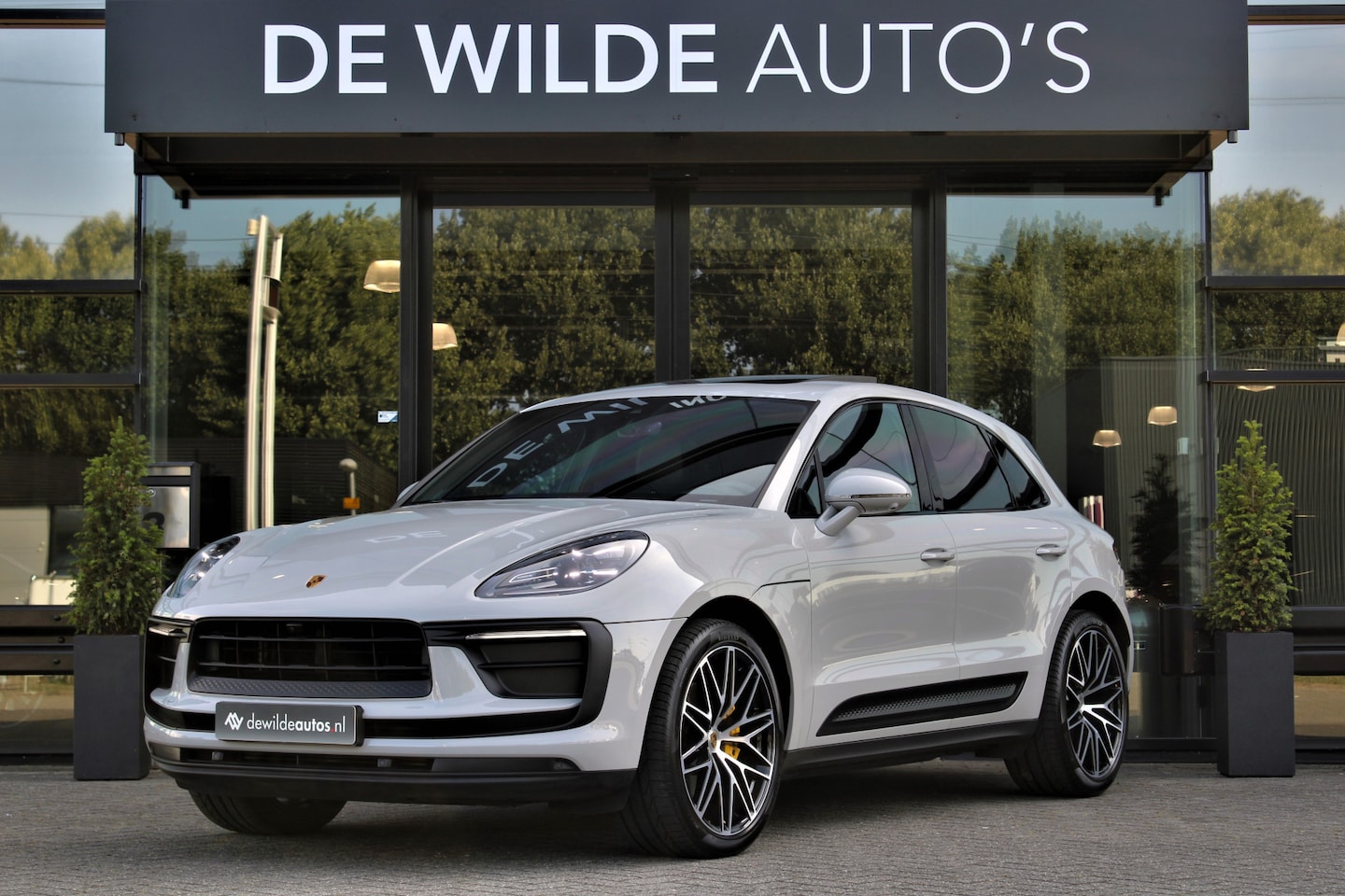 Porsche Macan - 2.0 SportDesign Krijt Pano Luchtvering Trekhaak Bose 18-weg Memory 360-camera - AutoWereld.nl