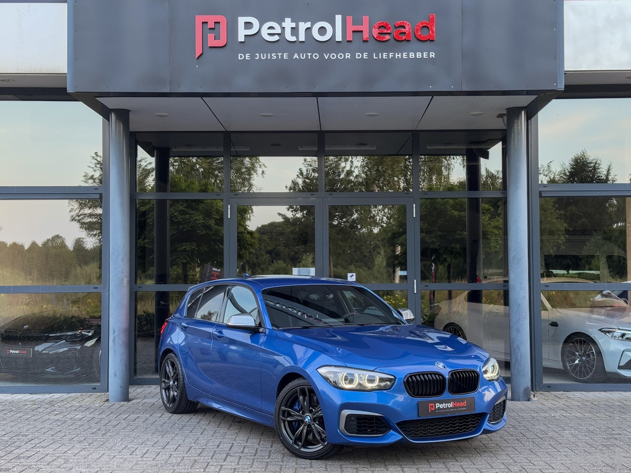 BMW 1-serie - M140i Edition Shadow Executive M140i Edition Shadow Executive, LCI 2, M-Performance, Alcantara, Estoril Blue - AutoWereld.nl