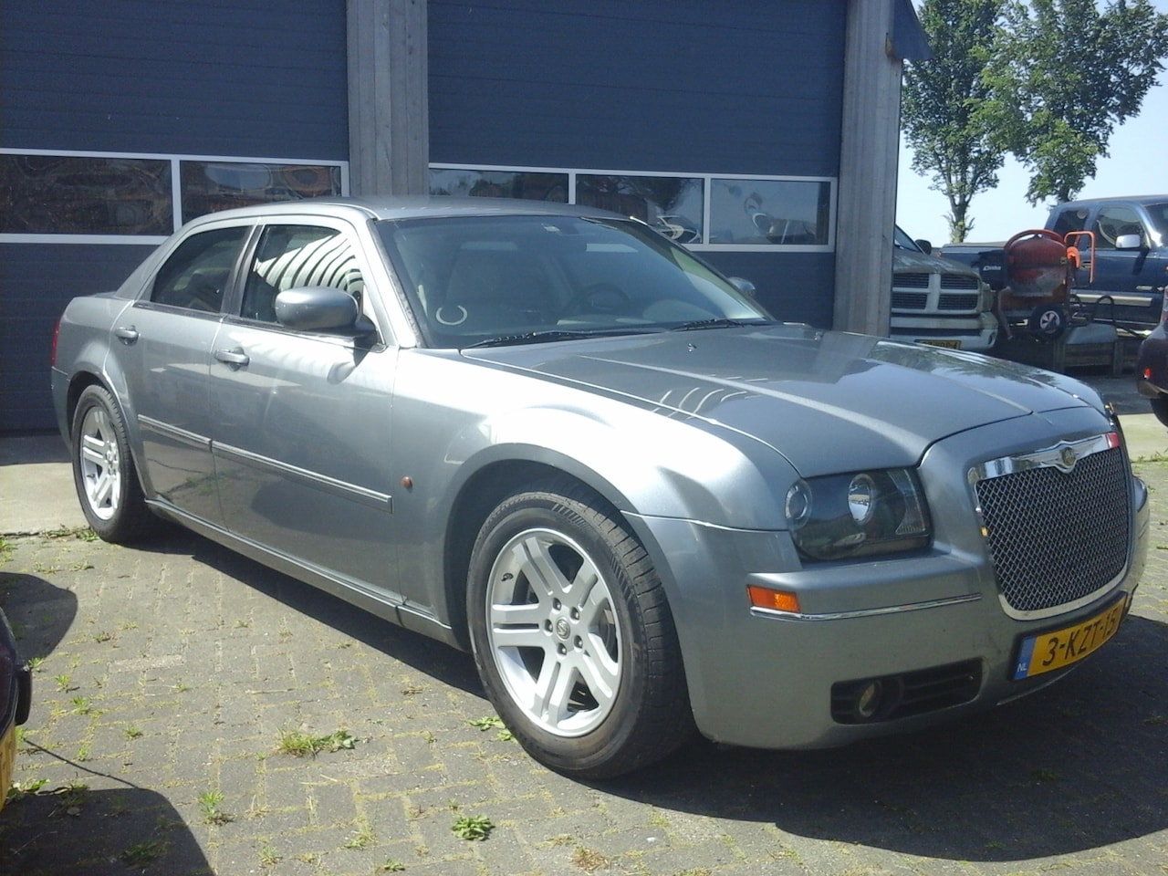 Chrysler 300C - 3.5 V6 4x nieuwe banden,distributie +waterpomp vv,,stabb,verbindingen en rubbers vv grote beurt g - AutoWereld.nl