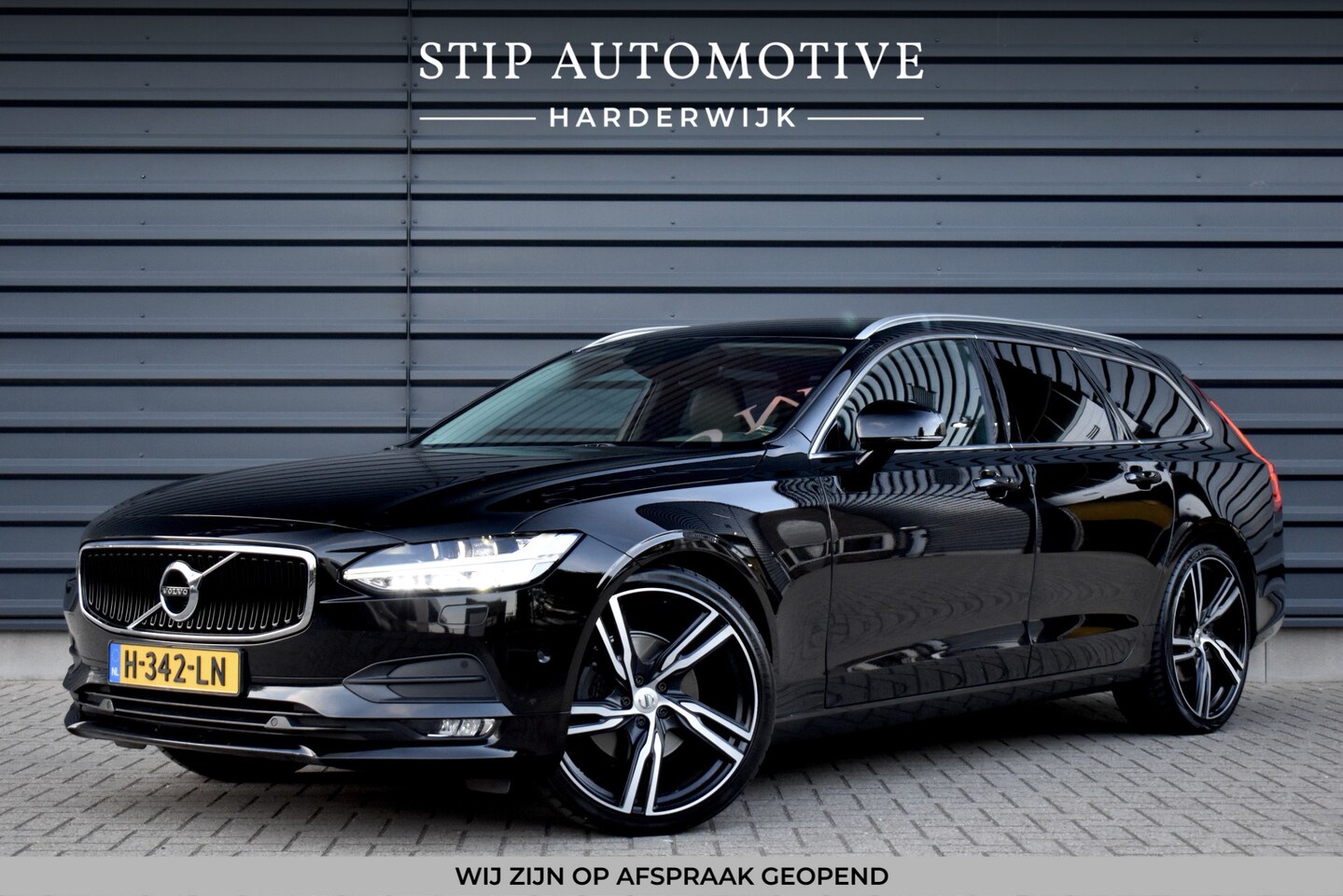 Volvo V90 - 2.0 D4 Momentum | 21'' R-Design Velgen | Trekhaak wegklapbaar | ACC | Lederen Bekleding | - AutoWereld.nl