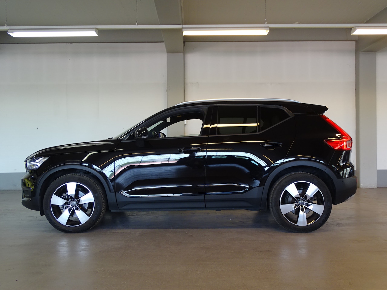 Volvo XC40 - 2.0 T5 AWD | Panorama dak | 360 Camera | Harman Kardon Audio Intro Edition - AutoWereld.nl