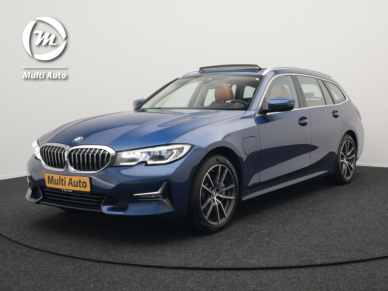 BMW 3-serie Touring - 330e xDrive Luxury Line Plug In Hybrid 293pk PHEV | Panodak | Trekhaak af Fabriek | Laser - AutoWereld.nl