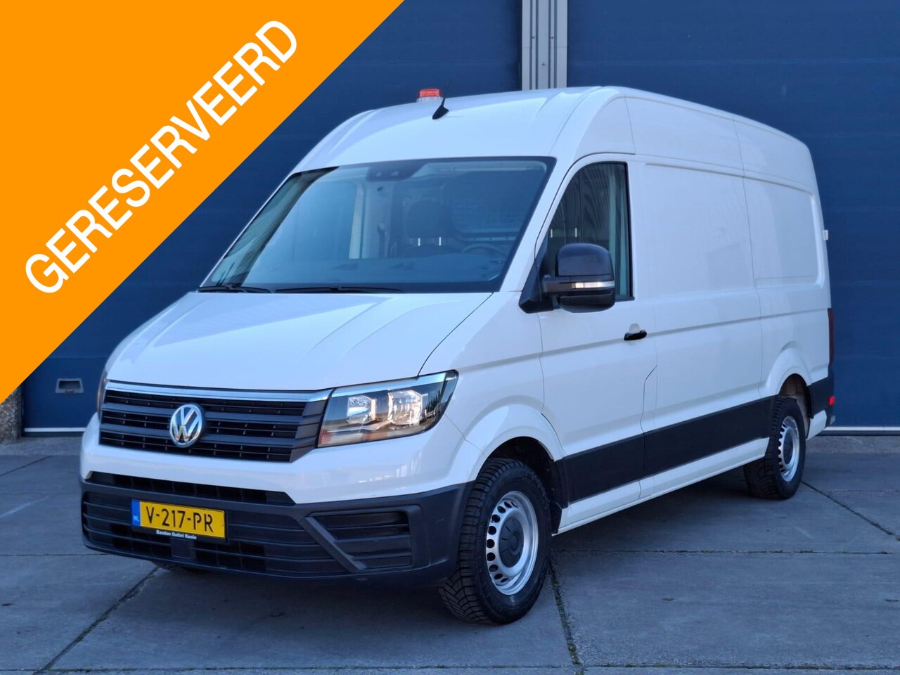 Volkswagen Crafter - 35 2.0 TDI L3H3 Highline AIRCO / CRUISE CONTROLE / NAVI / CAMERA / TREKHAAK / CARPLAY - AutoWereld.nl