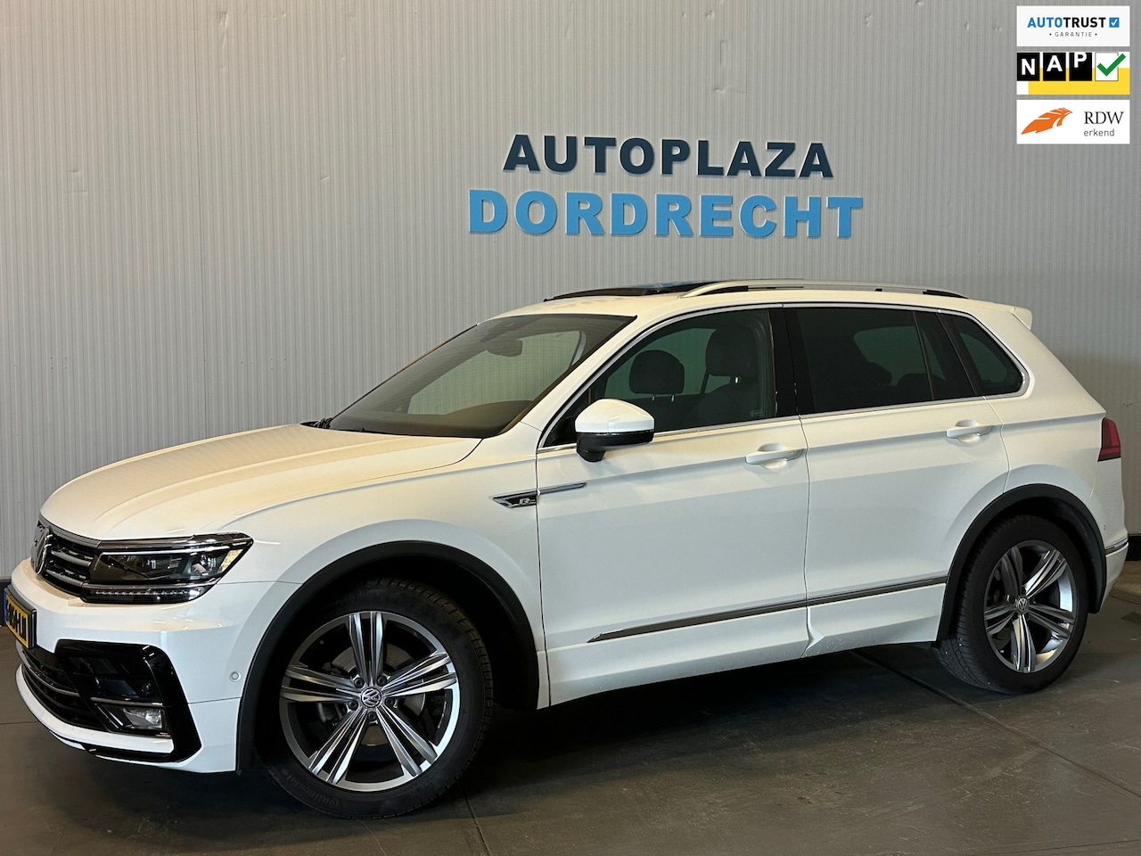 Volkswagen Tiguan - 1.5 TSI ACT Highline R-Line - AutoWereld.nl