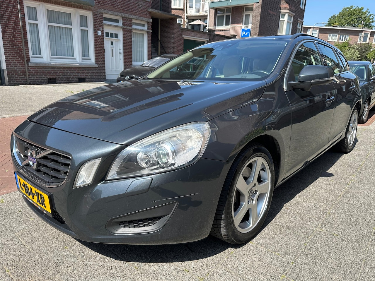 Volvo V60 - 2.0T Summum AUTOMAAT Adaptief Cruise Lane Assist Nette Auto Goed Onderhouden - AutoWereld.nl