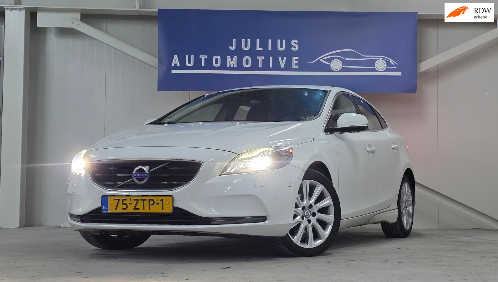 Volvo V40 - 1.6 D2 Summum Volledig Onderhouden Premium Audio Leer Camera Navi! - AutoWereld.nl