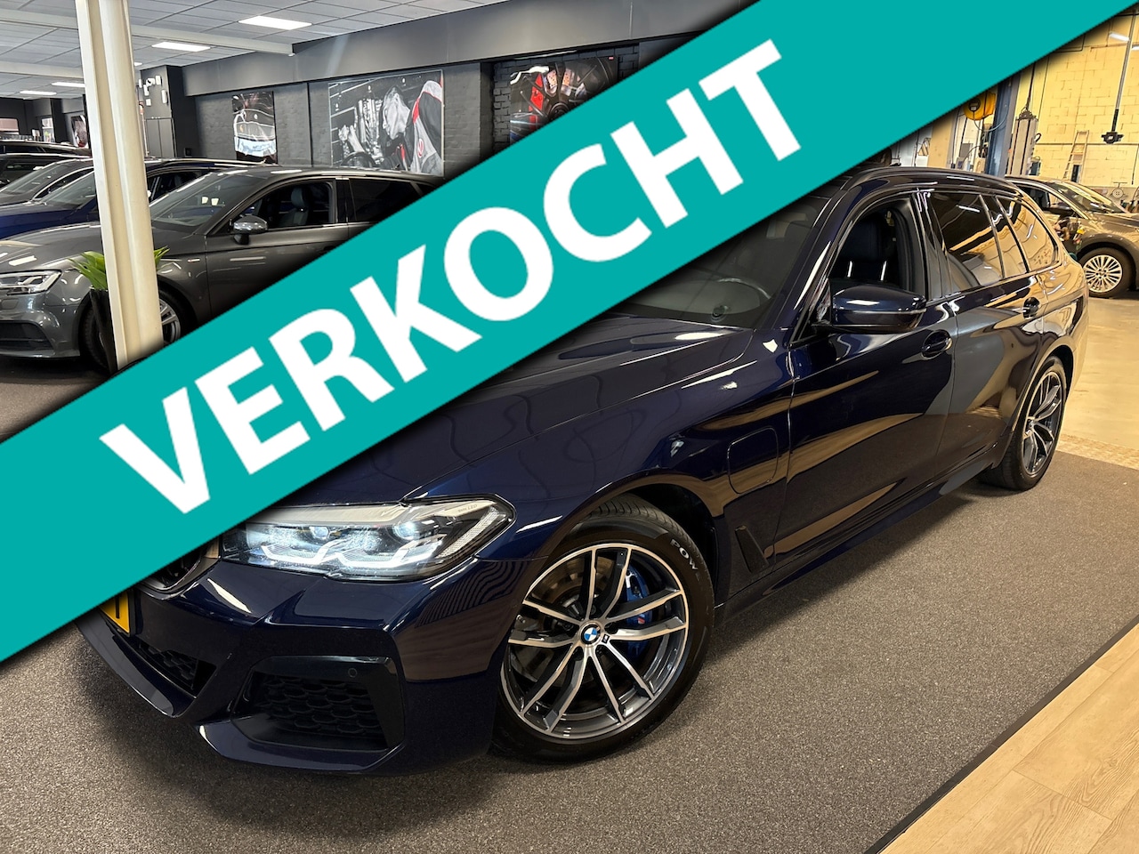 BMW 5-serie Touring - 530e xDrive High Executive / pano / camera / leer / M-pakket / trekhaak / elec klep - AutoWereld.nl