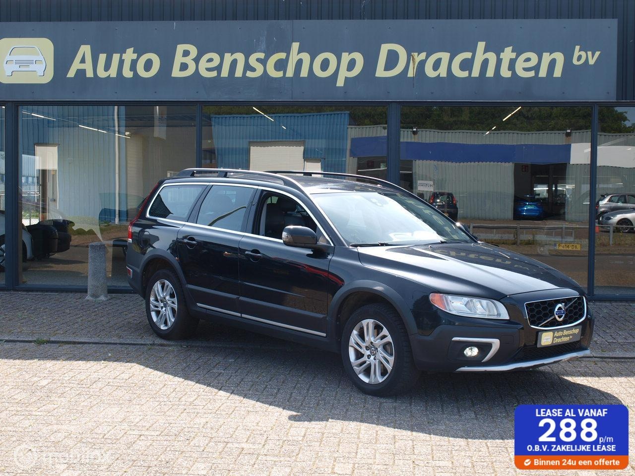 Volvo XC70 - AWD 2.4 5CYL Aut6 Momentum Leer Pdc Clima Cruise - AutoWereld.nl