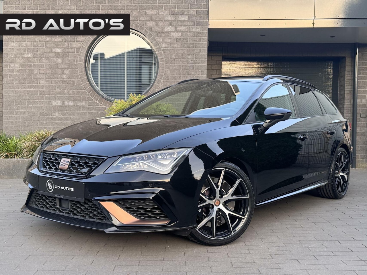 Seat Leon - 2.0 TSI 4DRIVE CUPRA R 300 Carbon Performance Pano - AutoWereld.nl