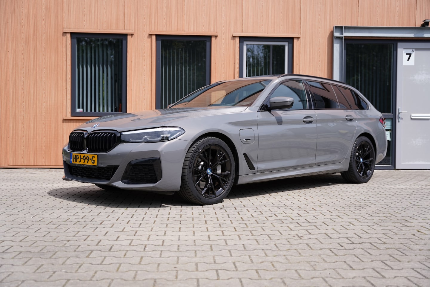 BMW 5-serie Touring - 530e | M-Sport | Panorama | Berninagrau - AutoWereld.nl