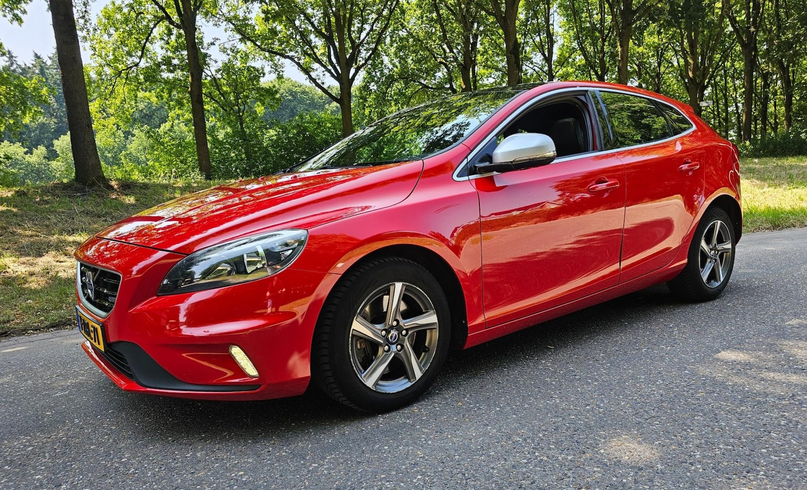 Volvo V40 - 2.0 D4 R-Design NL Auto 2e Eig Panoramdak Navi LED - AutoWereld.nl