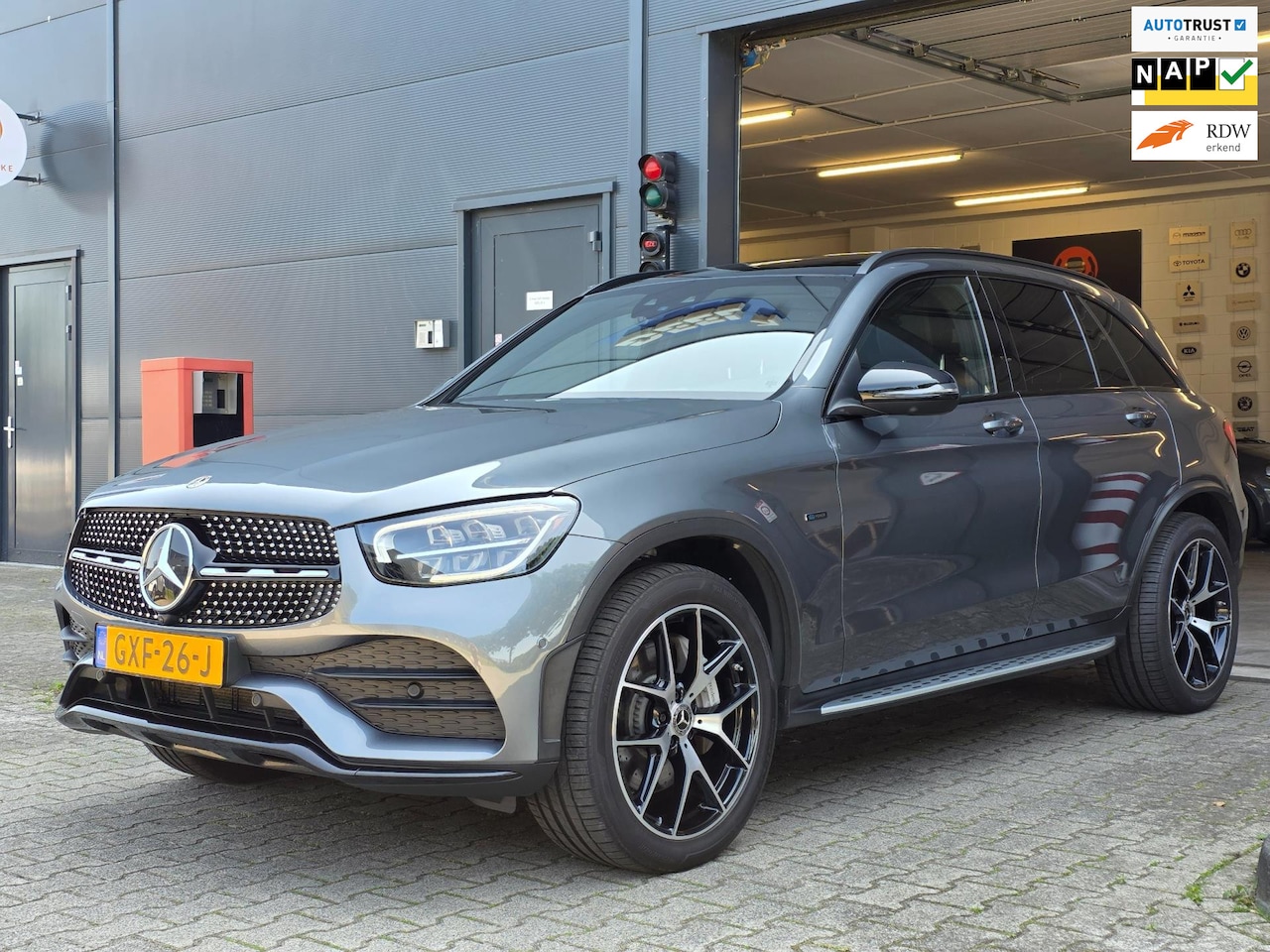 Mercedes-Benz GLC-klasse - 300e 4MATIC Premium Plus / LUCHTVERING / PANORAMADAK / ALARMKLASSE 5 / TREKHAAK ELEKTRISCH - AutoWereld.nl