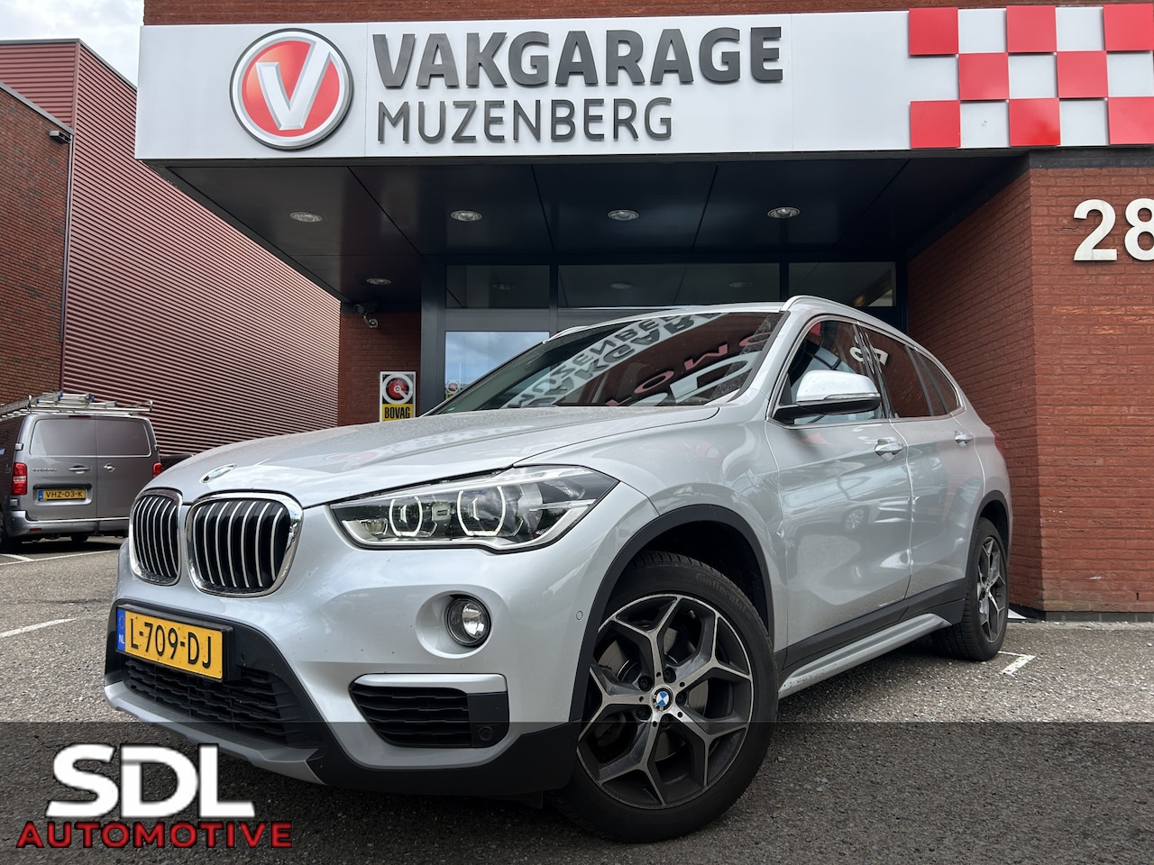 BMW X1 - xDrive20i High Executive // HUD // FULL LED // LEDER // CAMERA // NAVI // PDC - AutoWereld.nl