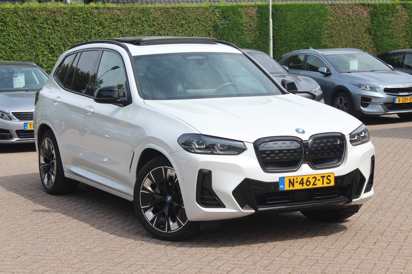 BMW iX3 - High Executive 80 kWh / Panoramadak / 360Camera / Head-up / 20'' / Leder / Harman Kardon / - AutoWereld.nl