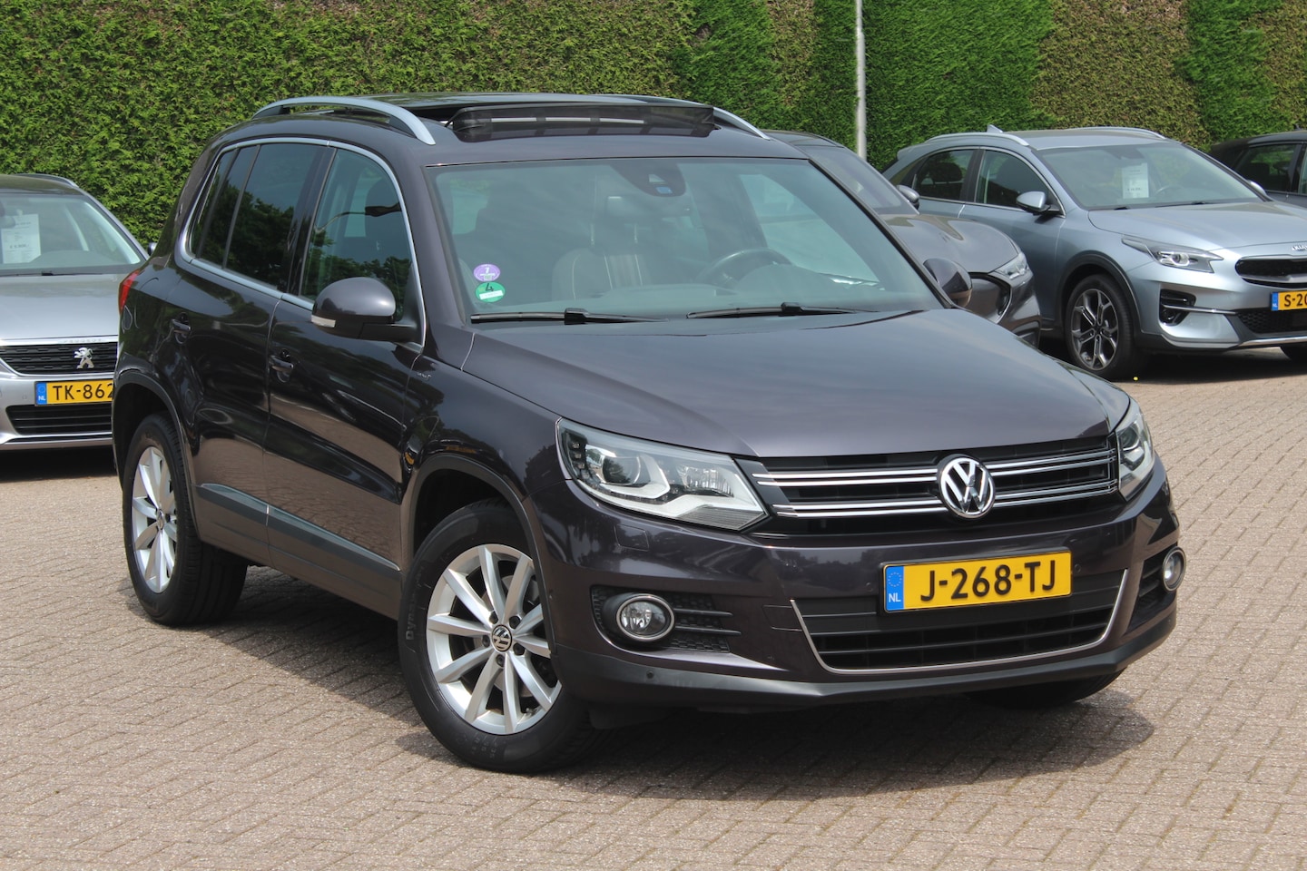 Volkswagen Tiguan - 1.4 TSI Edition / Trekhaak / Panoramadak / Apple CarPlay / 18'' / Navigatie / Xenon / Stoe - AutoWereld.nl