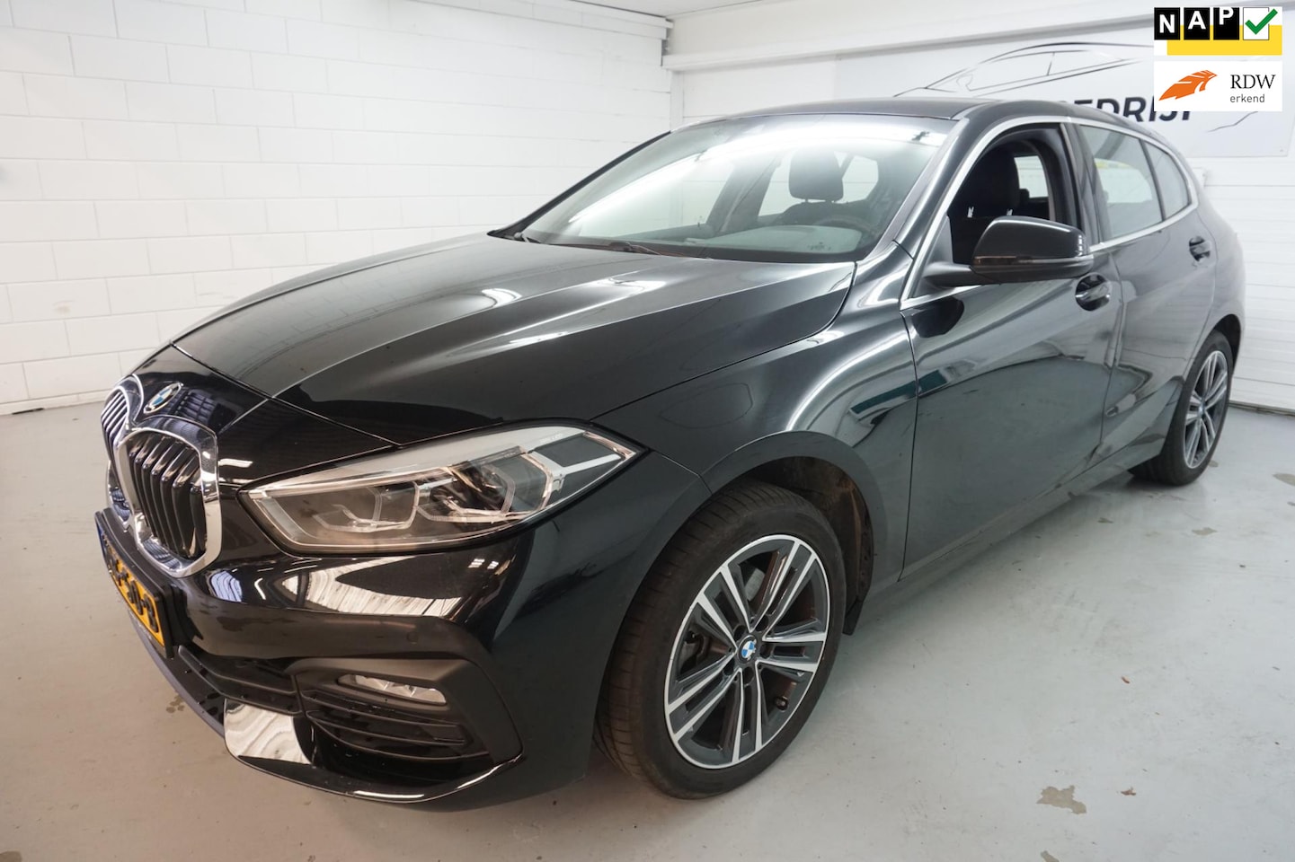 BMW 1-serie - 116i Business Edition Plus /BTW AUTO /CAMERA / NAVI - AutoWereld.nl