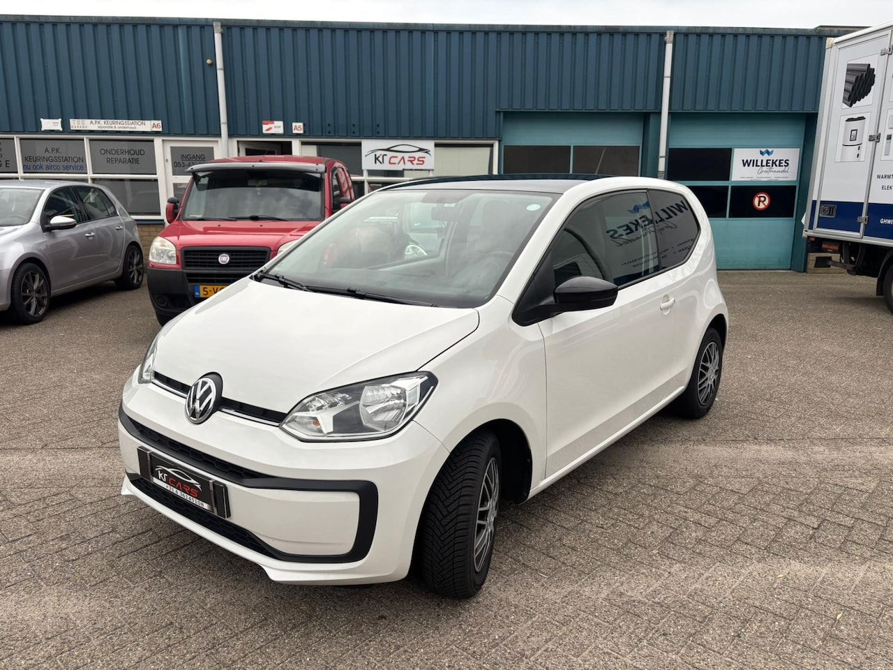 Volkswagen Up! - 1.0 BMT up! beats | Climate Control | Airco | Parkeersensoren achter | Bluetooth | EL Rame - AutoWereld.nl