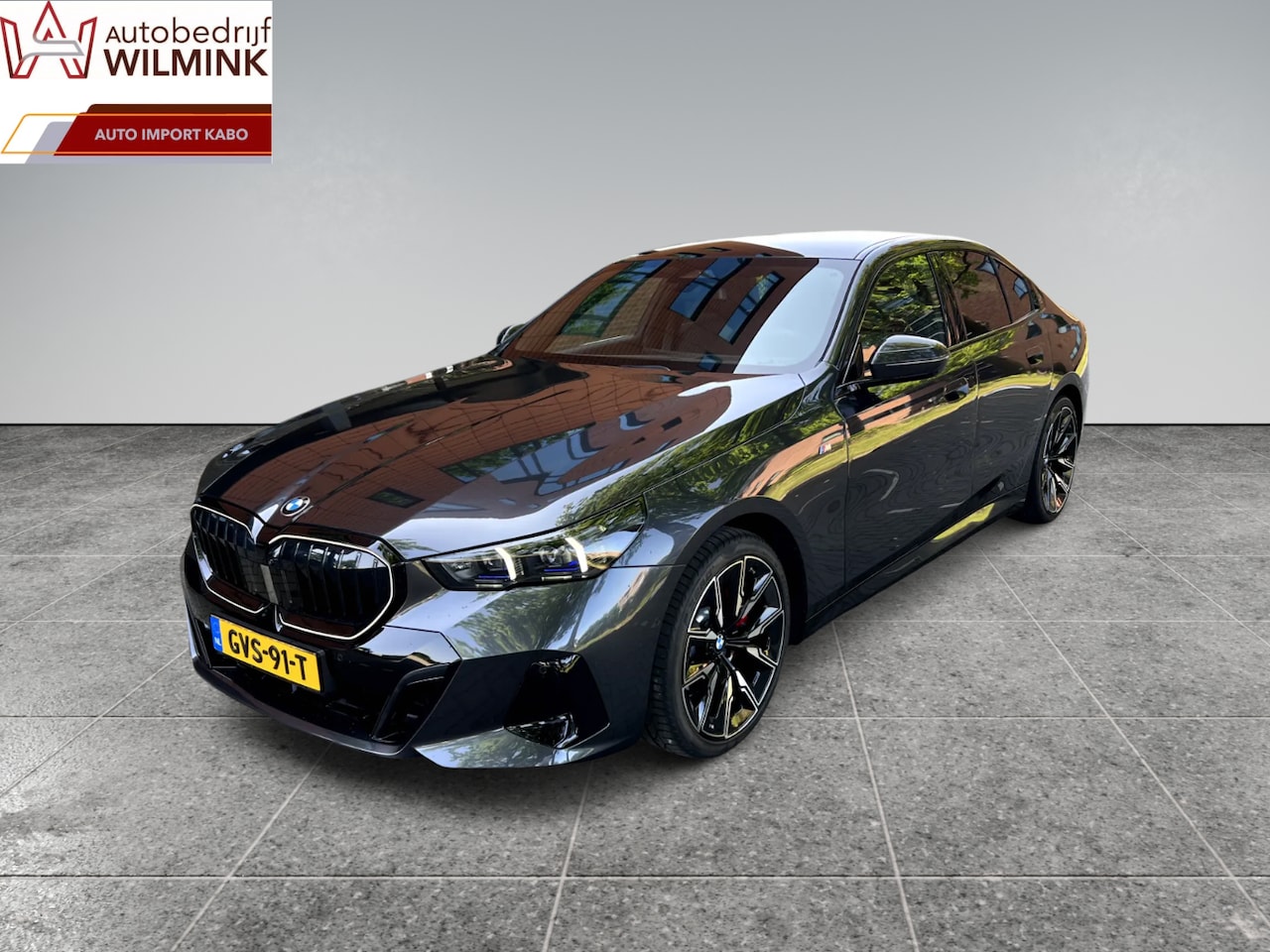 BMW 5-serie - 520i M Sport Pro ACC HUD Pano Grill Iconic Glow 360 - AutoWereld.nl