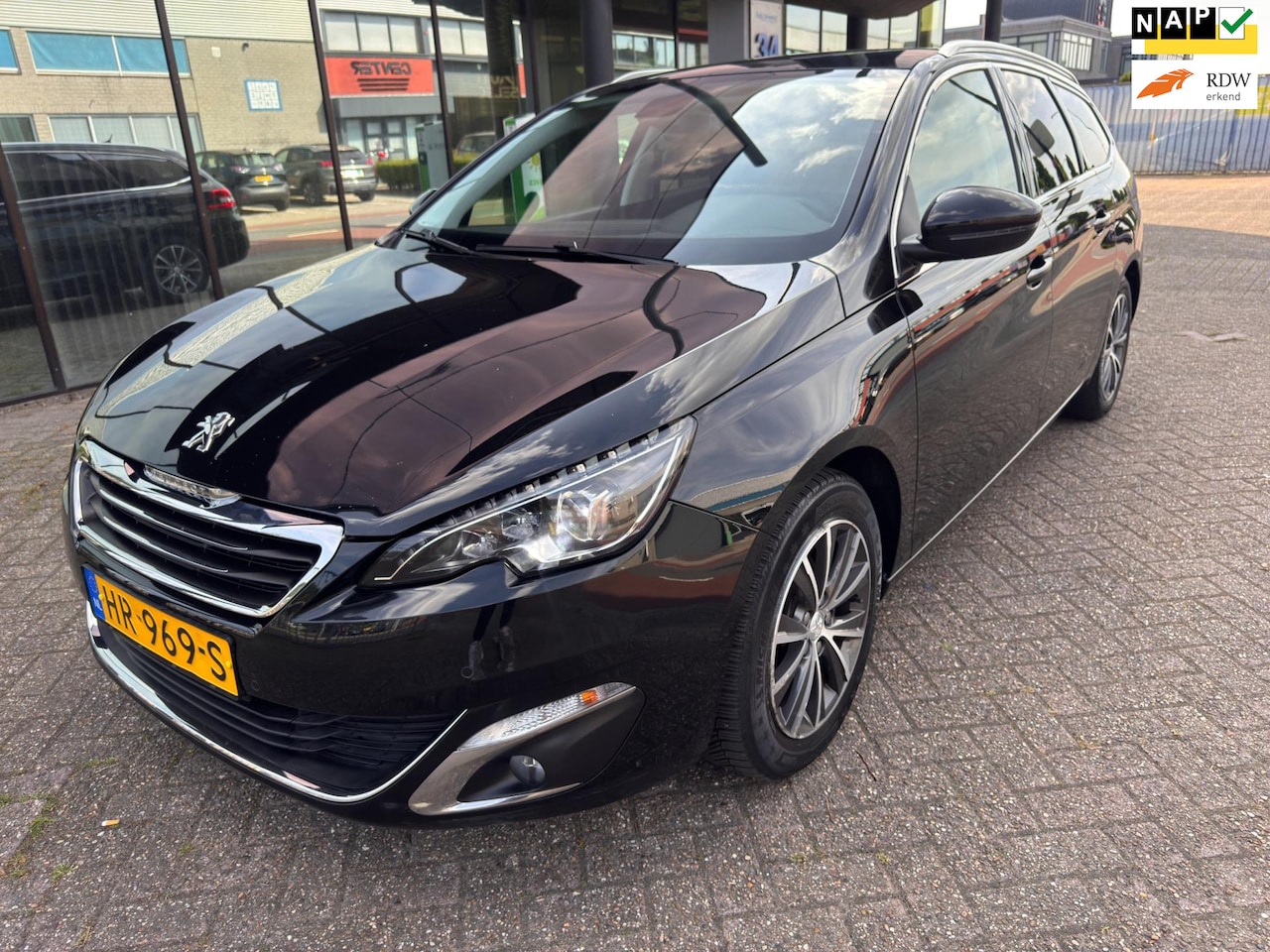 Peugeot 308 SW - 1.2 PureTech Blue Lease Premium / Pano'dak / Trekhaak / Navi / LED / PDC - AutoWereld.nl
