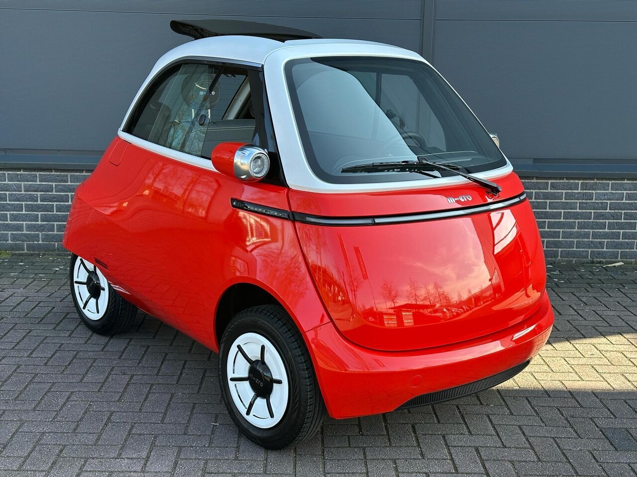Micro Microlino - COMPETIZIONE 10.5 kWh 100% ELEKTRISCH UNIEK EYECATCHER ZONNEDAK 177KM RIJBEREIK - AutoWereld.nl