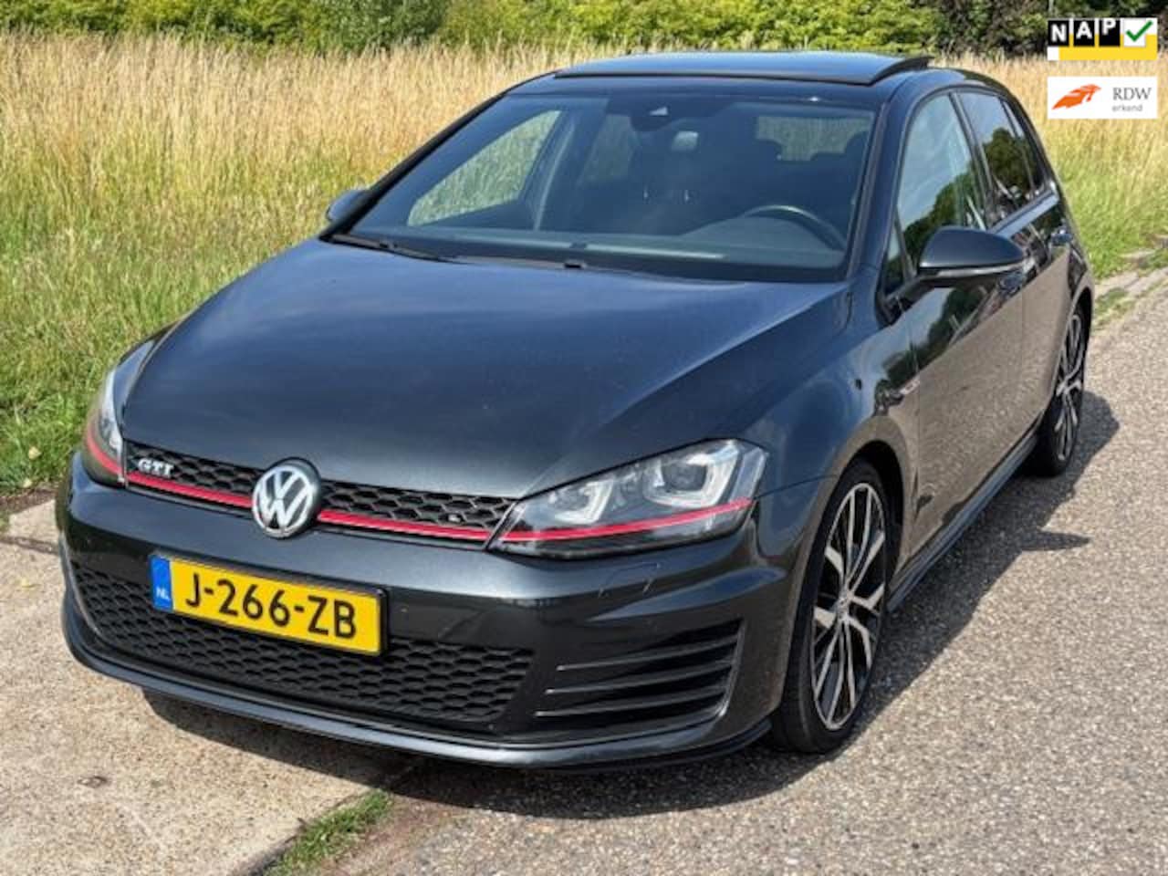 Volkswagen Golf - 2.0 TSI GTI 5-Drs Automaat (220 PK) ECC Navi LMV 19" Sportstoelen Cruisecontrol Panoramada - AutoWereld.nl