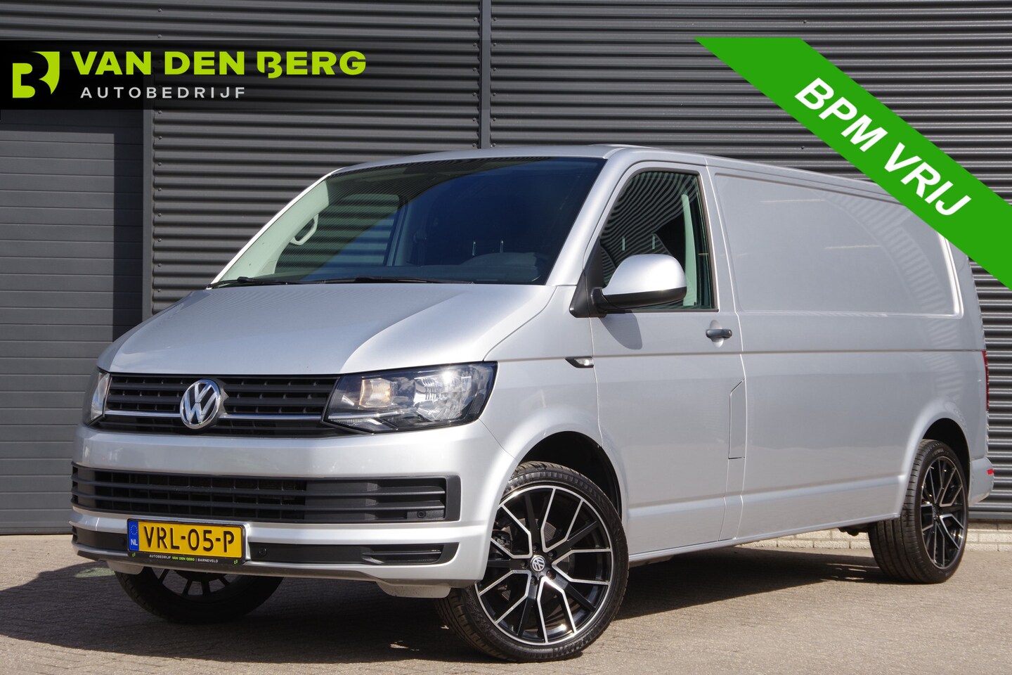 Volkswagen Transporter - 2.0 TDI L2 150PK, AIRCO, CRUISE, NAVI, PARKEERSENSOREN, STOELVERWARMING DUBBELE CABINE LEV - AutoWereld.nl