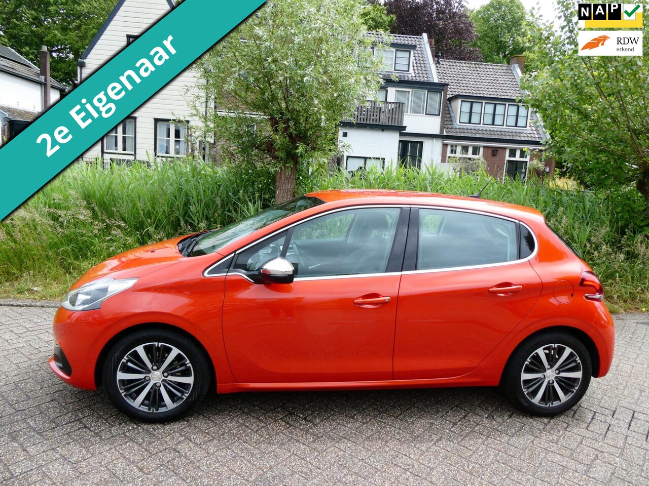 Peugeot 208 - 1.2i 110pk Allure 5-deurs Clima Leder Navi Trekhaak 2e eig. - AutoWereld.nl