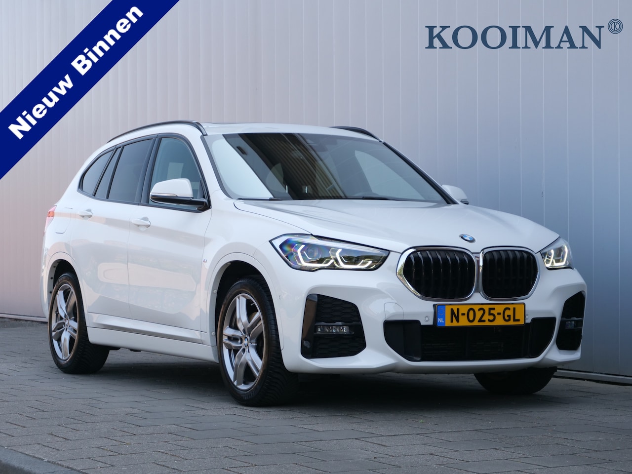 BMW X1 - sDrive18i 141pk High Executive M-Pakket Automaat Schuifdak / LED / 18 Inch / Trekhaak - AutoWereld.nl
