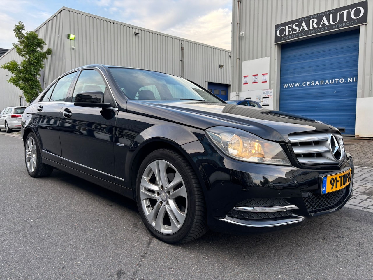 Mercedes-Benz C-klasse - 180 Premium Edition AUTOMAAT / DEALER ONDERHOUDEN - AutoWereld.nl