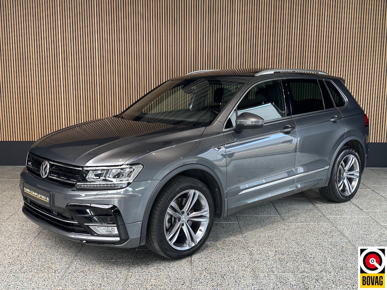 Volkswagen Tiguan - 2.0 TSI 4Motion Highline Business R 2 x R-line | Trekhaak | Schuif kantel dak - AutoWereld.nl