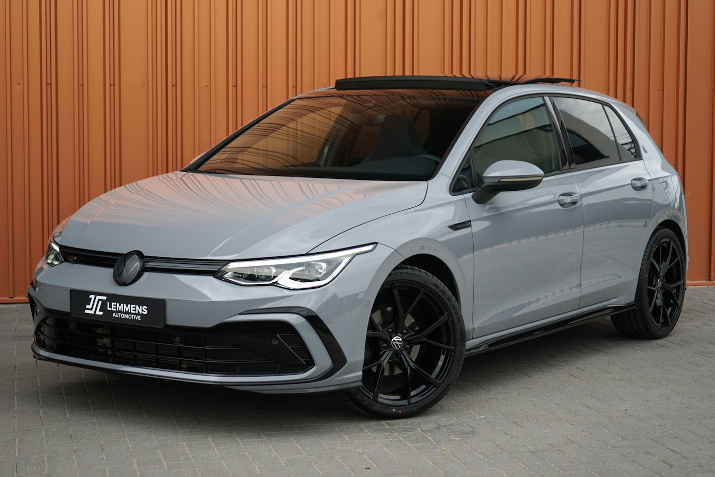 Volkswagen Golf - 1.5 eTSI R-Line Panodak IQ Light H&K Standkachel Trekhaak DAB Carplay - AutoWereld.nl