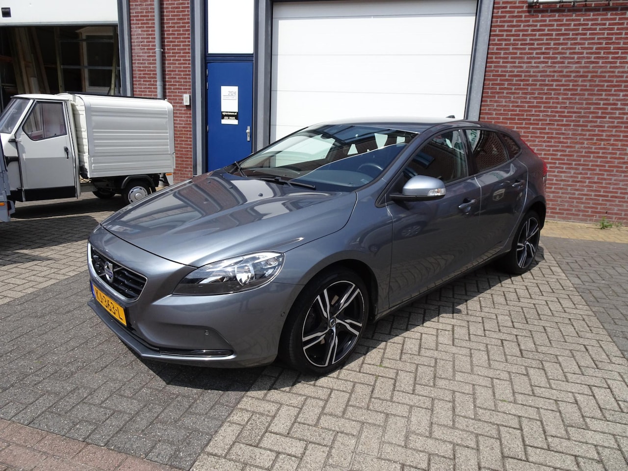 Volvo V40 - 2.0 T2 R-Design Trekhaak l Stoelverwarming l NAV - AutoWereld.nl