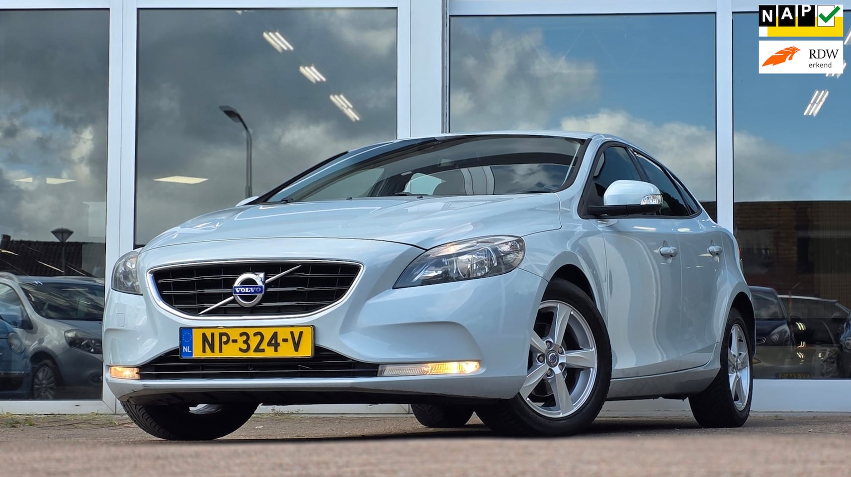 Volvo V40 - 1.6 D2 Momentum Navi Airco PDC Mooi! - AutoWereld.nl