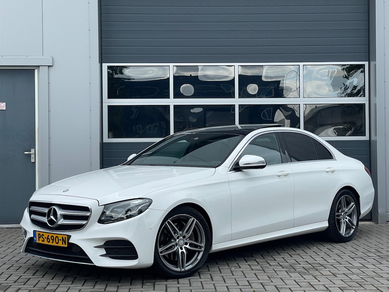 Mercedes-Benz E-klasse - 220d AMG | Panoramadak | Widescreen | Multibeam LED | Camera | Stoelverwarming - AutoWereld.nl