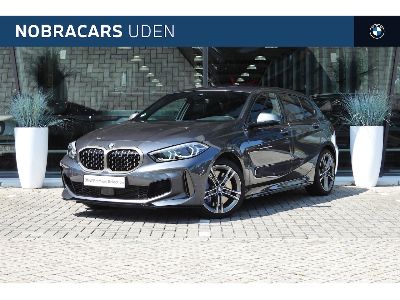 BMW 1-serie - M135i xDrive High Executive Automaat / M Sportstoelen / LED / Adaptief onderstel / Stoelve - AutoWereld.nl