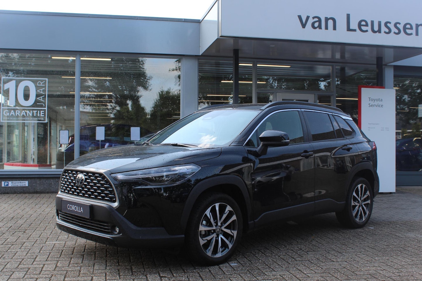 Toyota Corolla Cross - HYBRID 140 STYLE DODEHOEK EL-ACHTERKLEP STOEL-STUUR-RUITENWISSER VERW. PARK.SENSOREN V+A - AutoWereld.nl