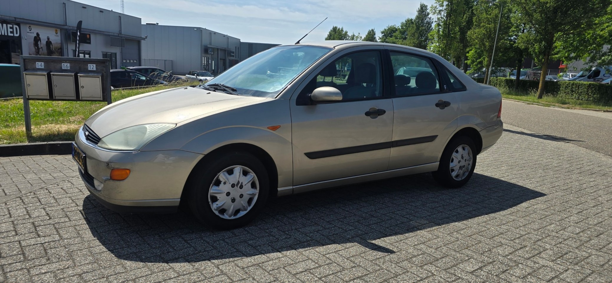 Ford Focus - 1.8-16V Ghia Airco - AutoWereld.nl