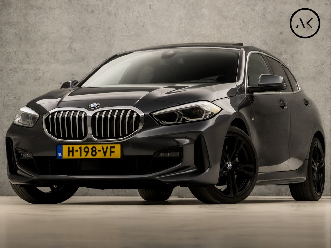 BMW 1-serie - 118i M Sport High Executive Automaat (PANORAMADAK, M PAKKET, APPLE CARPLAY, GROOT NAVI, ST - AutoWereld.nl