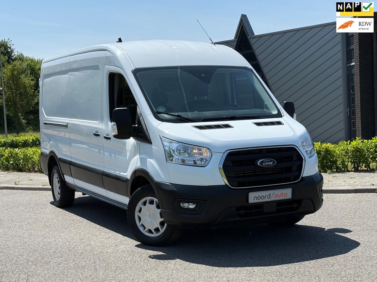 Ford Transit - 350 2.0 TDCI L3H2 Autromaat | Airco | Cruise | 3 persoons | - AutoWereld.nl