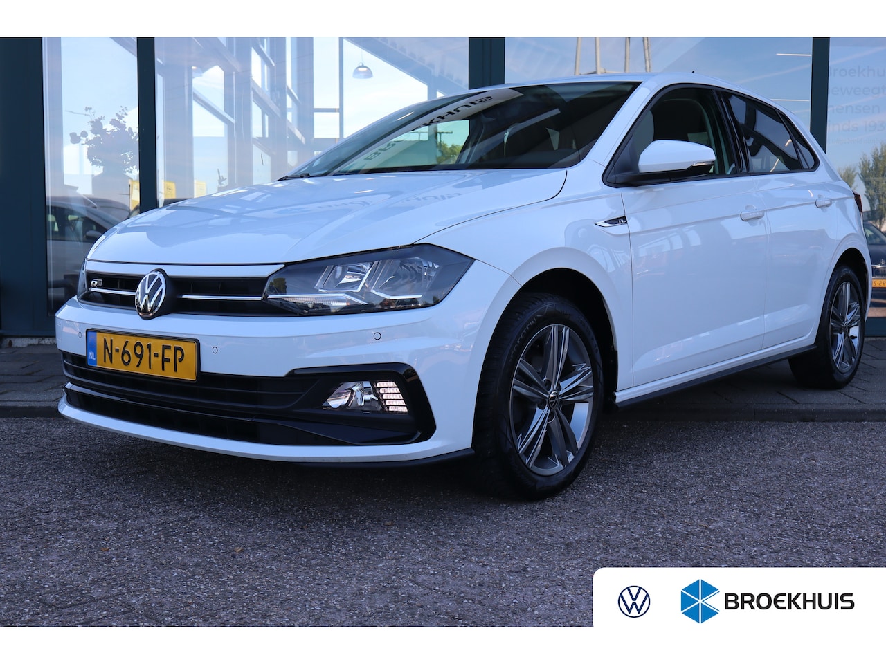 Volkswagen Polo - 1.0 TSI R-Line Edition | Navigatiesysteem | Parkeersensor voor en achter | Trekhaak (afnee - AutoWereld.nl