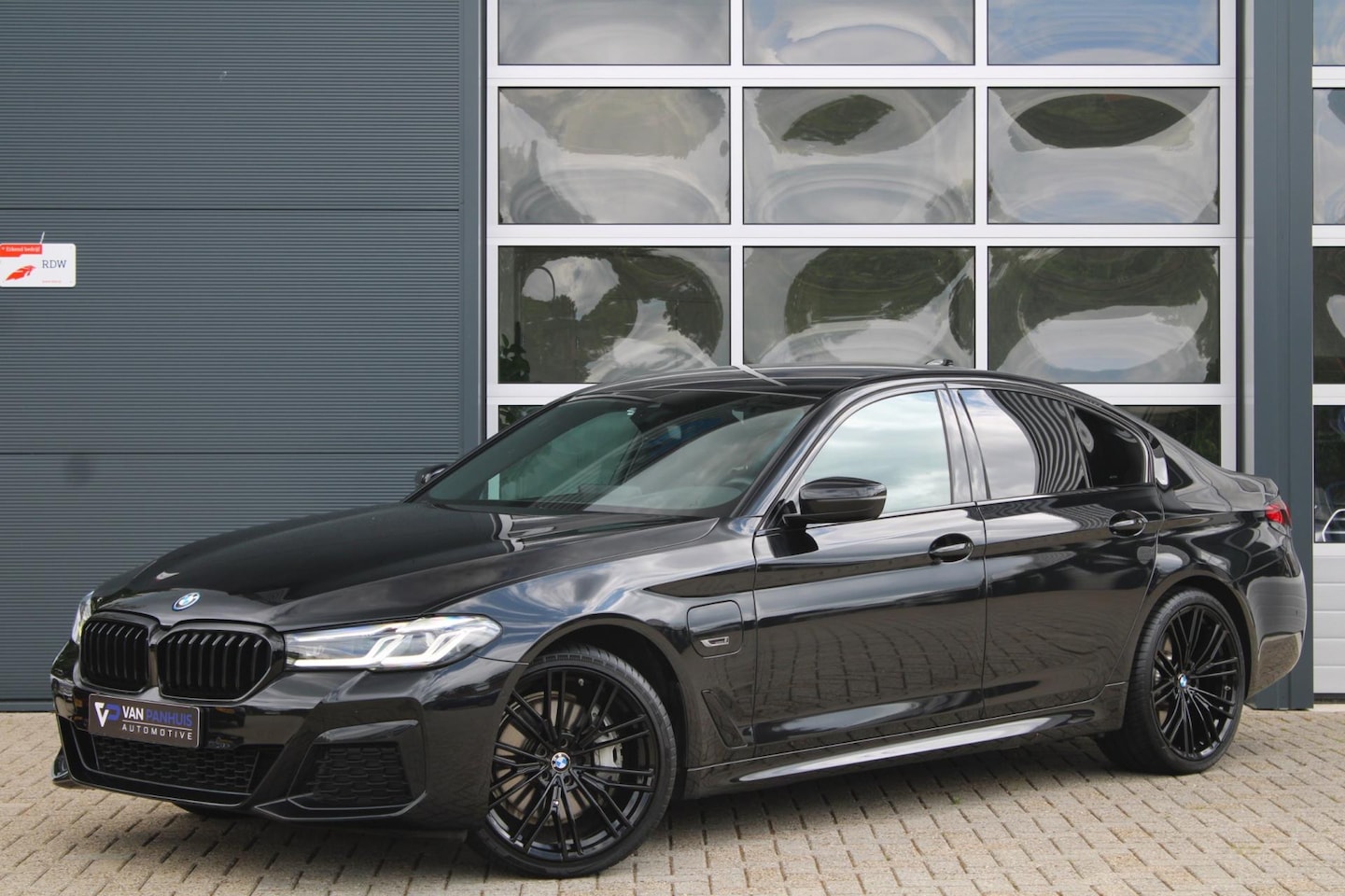 BMW 5-serie - 545e xDrive 394pk M-Sport | Memory | HUD | HIFI | Keyless - AutoWereld.nl