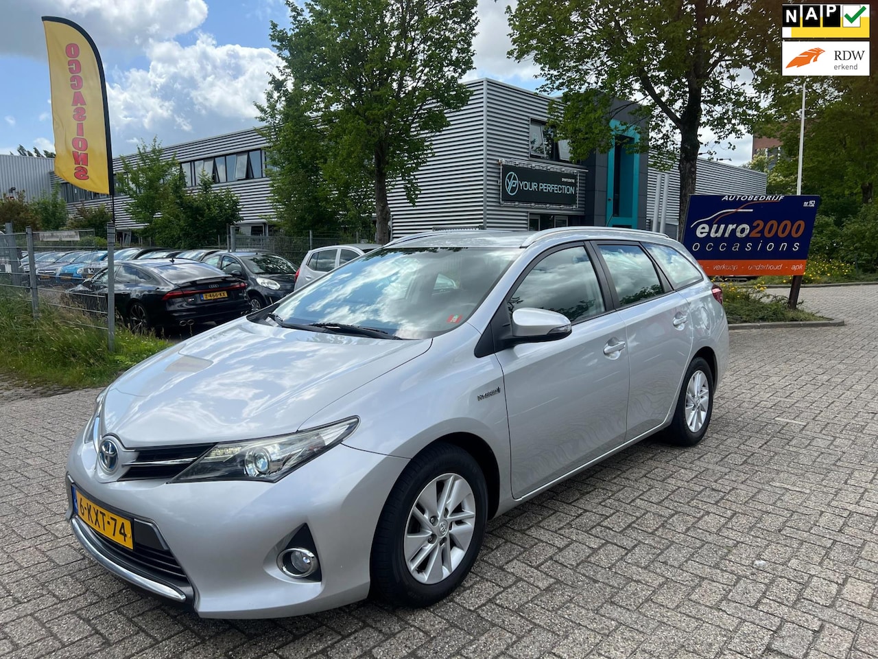 Toyota Auris Touring Sports - 1.8 Hybrid - CAMERA - NIEUWE APK ! - AutoWereld.nl