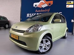 Daihatsu Sirion 2 - 1.0-12V Trend, bj.2006, NAP met 133.804 km. APK tot 06-2026. Hoge instap