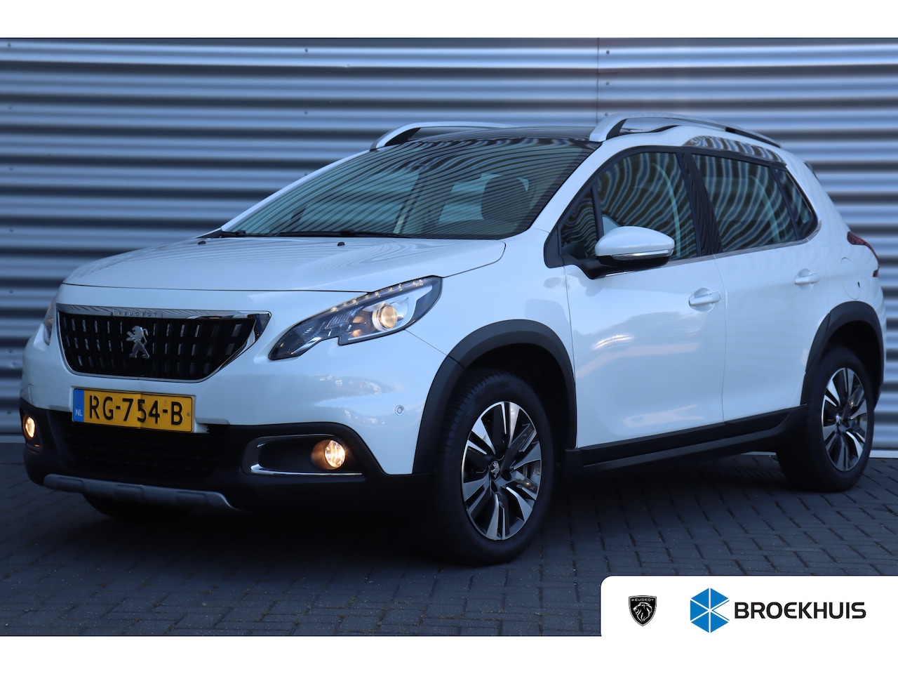 Peugeot 2008 - 1.2 PURETECH 110PK ALLURE AUTOMAAT / NAVI / LEDER / CLIMA / LED / PDC / 16" LMV / CAMERA / - AutoWereld.nl