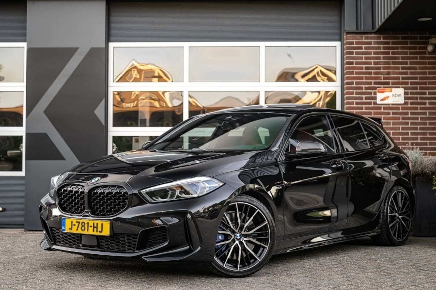 BMW 1-serie - M135 M135i xDrive High Executive | Panorama | H/K | Leder | Head-Up | M-seats | 19 Inch | - AutoWereld.nl