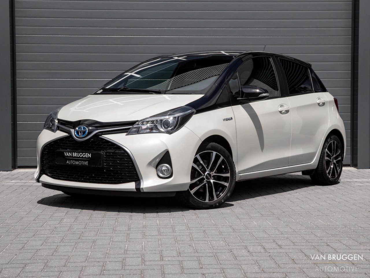 Toyota Yaris - 1.5 Hybrid Dynamic Bi-Tone 101pk Camera Trekhaak Navi BT - AutoWereld.nl