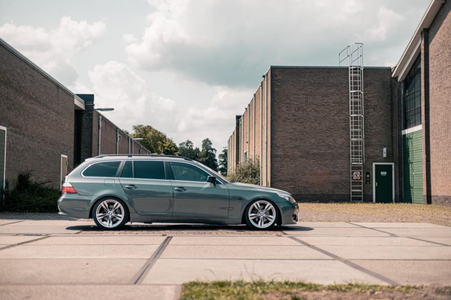 BMW 5-serie Touring - 525i High Executive | Verlaagd | 19" | Head up - AutoWereld.nl