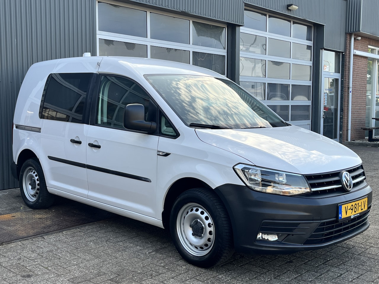 Volkswagen Caddy - 2.0 TDI L1H1 2x Schuifdeur Airco Cruise controle Trekhaak 1400kg trekgewicht Telefoon verb - AutoWereld.nl