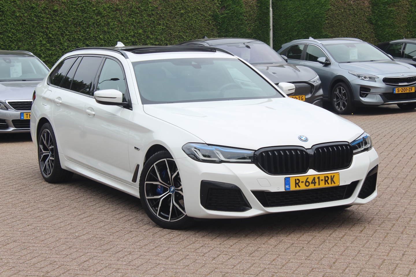 BMW 5-serie Touring - 530e Business Ed. M Sport / Trekhaak / Panoramadak / Head-up / 19'' / Laser LED / Sfeerver - AutoWereld.nl